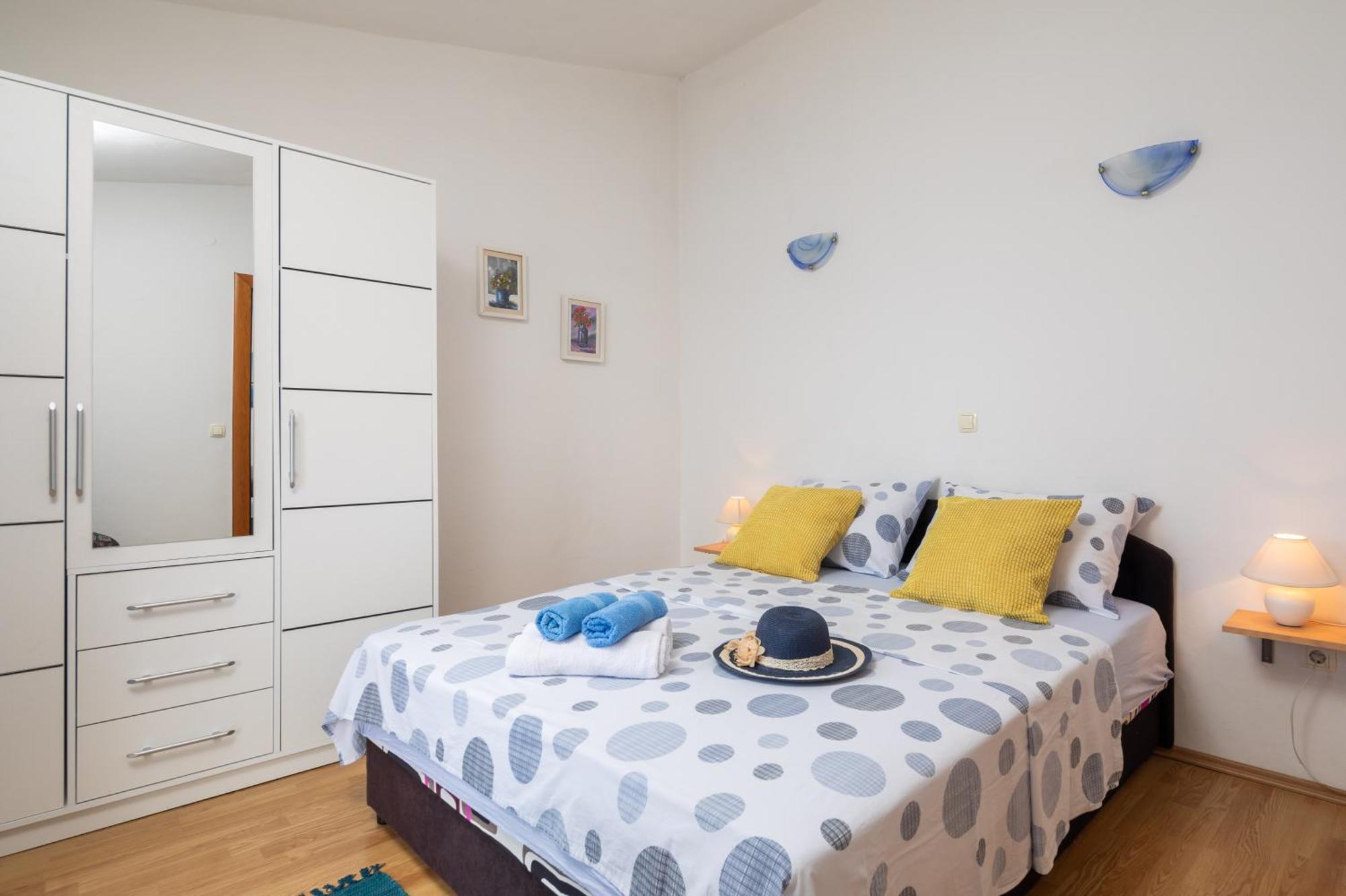 Sky Way Apartments Dugi Rat Luaran gambar