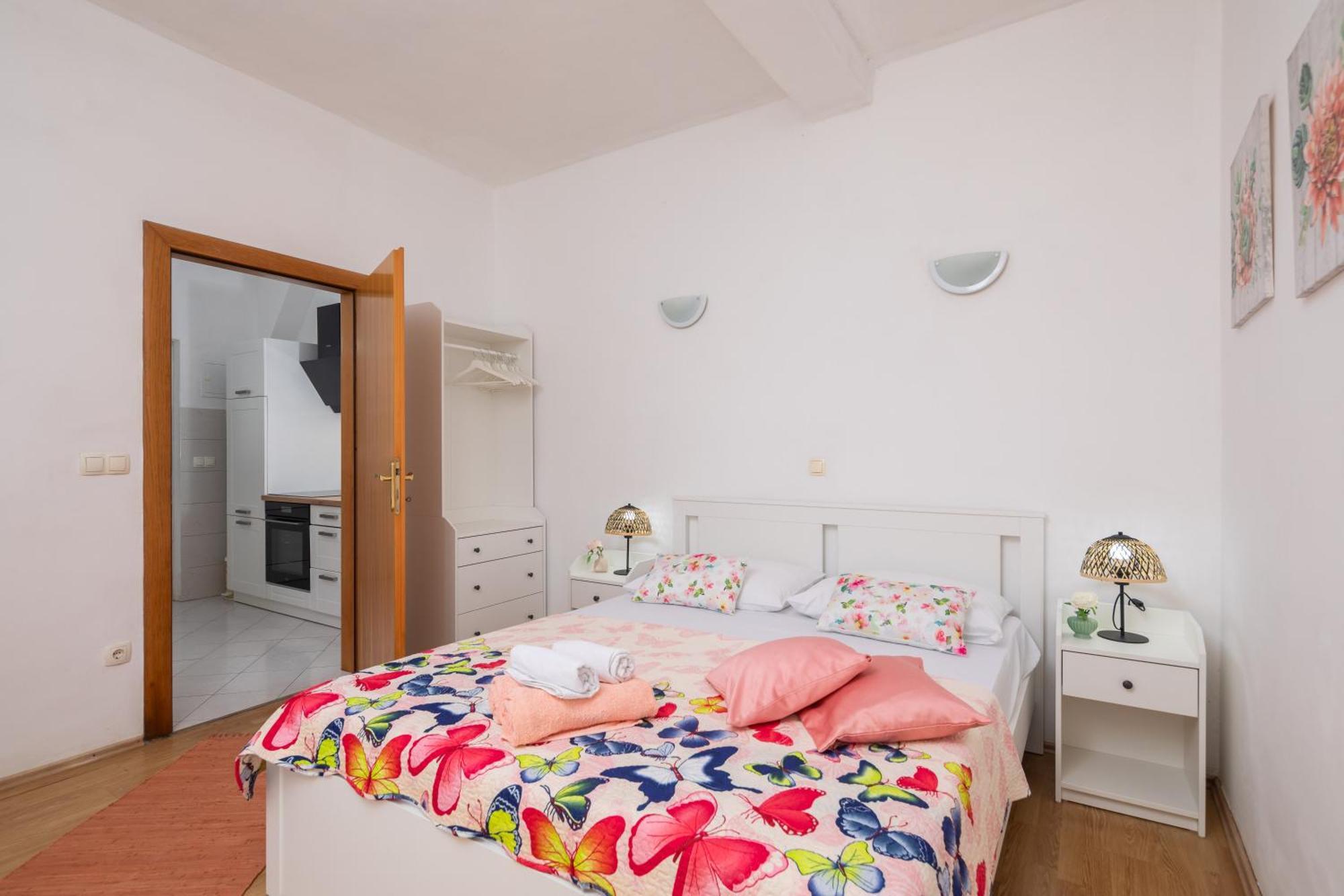 Sky Way Apartments Dugi Rat Luaran gambar